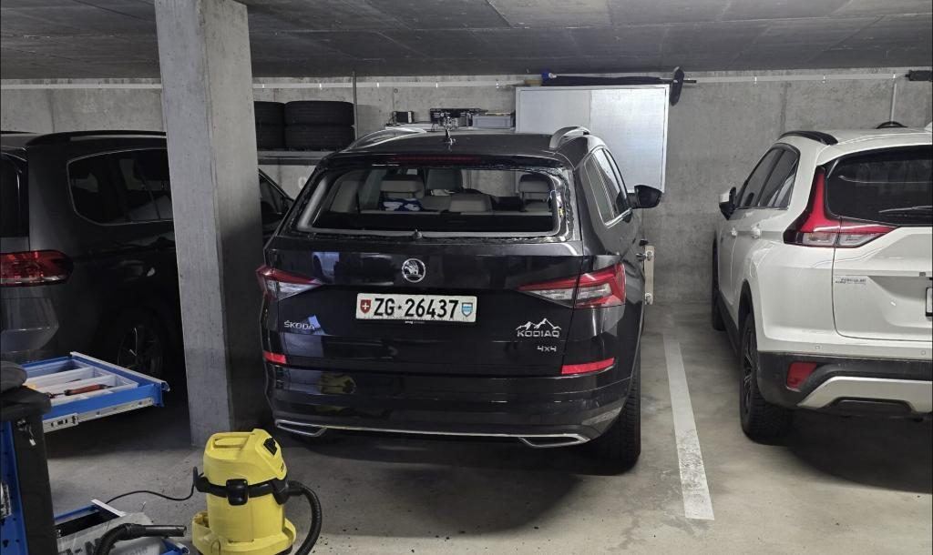 Skoda Kodiaq mit zerbrochener Heckscheibe in einer Einbaustation von Steinschlag.ch